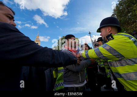 Die Polizei verhaftete pro-kurdische Demonstranten während der Kundgebung in London Stockfoto