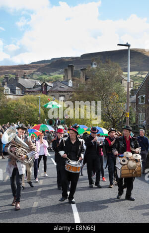 Marsden, UK. 11. Oktober 2014. Marsden Jazz Festival Parade. Das jährliche Festival in Yorkshire Dorf bringt Jazz in den Pennines. Bildnachweis: David Preston/Alamy Live-Nachrichten Stockfoto