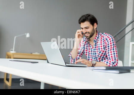 Junger Mann im Büro Stockfoto