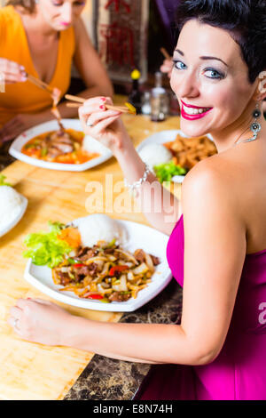 Junge Menschen, die Essen in Asien restaurant Stockfoto