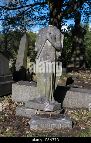 Die Überreste eines gebrochenen Denkmals in Dalry Friedhof, Edinburgh, Schottland, UK. Stockfoto