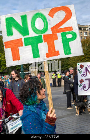 Demonstration in Edinburgh gegen TTIP, Transatlantic Trade and Investment Partnership. 11. Oktober 2014. Stockfoto