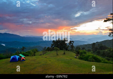 Sonnenuntergang über den Hügeln am Campingplatz auf dem hohen Berg in Huai Nam Dang Nationalpark, Chiang Mai und Mae Hong Son Provinz Thail Stockfoto