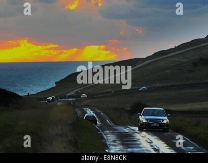 Birling Gap, East Sussex, UK... 11 Oktober 2014..Cumulus Wolken bei Sonnenuntergang an der Südküste. Die Straße entlang der Klippen von Beachy Head, Birling Gap in der Nähe von Belle Tout Leuchtturm... David Burr/Alamy Live-Nachrichten Stockfoto