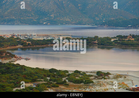 Blick auf eine wunderschöne Bucht mit azurblauen Meer von oben auf einem Hügel, Villasimius, Sardinien, Italien Stockfoto