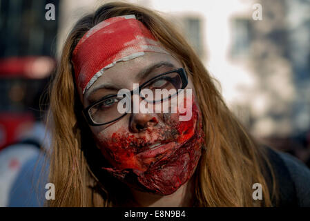 London, UK. 11. Oktober 2014. Welt Zombie-Tag 2014 feierte in London Credit: Velar Grant/Alamy Live News Stockfoto