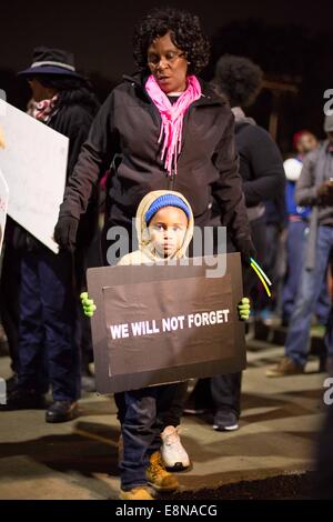 Ferguson, Missouri, USA. 11. Oktober 2014. Demonstranten an eine Kundgebung, Michael Brown, eine unbewaffnete schwarze Teen zu gedenken, die von einem Polizisten vor zwei Monaten erschossen wurde und verurteilen Polizeigewalt in St. Louis, Missouri, USA, 11. Oktober 2014 teilnehmen. Bildnachweis: Dane Iwata/Xinhua/Alamy Live-Nachrichten Stockfoto