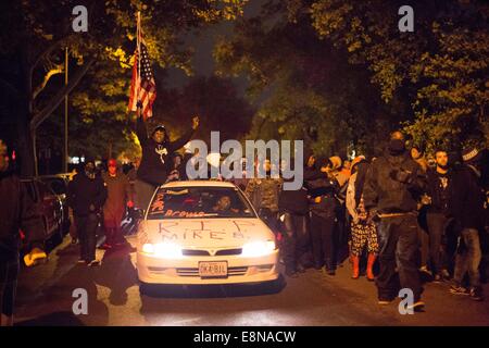 Ferguson, Missouri, USA. 11. Oktober 2014. Demonstranten an eine Kundgebung, Michael Brown, eine unbewaffnete schwarze Teen zu gedenken, die von einem Polizisten vor zwei Monaten erschossen wurde und verurteilen Polizeigewalt in St. Louis, Missouri, USA, 11. Oktober 2014 teilnehmen. Bildnachweis: Dane Iwata/Xinhua/Alamy Live-Nachrichten Stockfoto