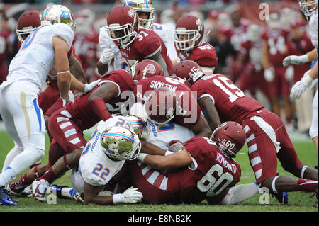 Philadelphia, Pennsylvania, USA. 11. Oktober 2014. Tempel und Tulsa in Aktion während des Spiels wurde in Lincoln Financial Field in Philadelphia PA Tempel schlagen Tulsa, 35-24 © Ricky Fitchett/ZUMA Draht/Alamy Live News Stockfoto