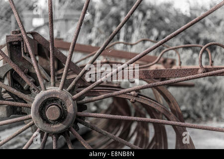 Nahaufnahme von rostigen alten altmodischen Egge-Landmaschinen Stockfoto