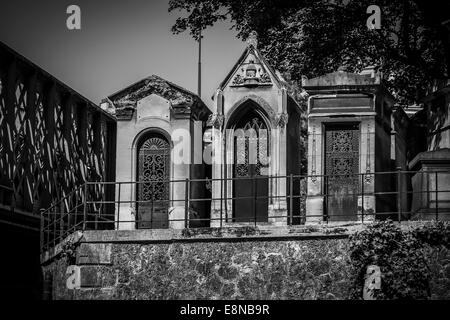 Side by side steht drei steinerne Mausoleen in einem alten Friedhof Stockfoto