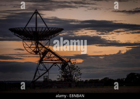 Silhouette eines Radioteleskops nach oben zeigend in den Himmel in der Abenddämmerung Stockfoto