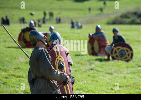 Battle Abbey, East Sussex, UK. 11. Oktober 2014. Etwa 400 Soldaten nahmen an eine Nachstellung der Schlacht von Hastings 1066 in der Battle Abbey in East Sussex zwischen König Harold Sachsen und Normannen William der Eroberer. Bildnachweis: Lee Thomas/Alamy Live-Nachrichten Stockfoto