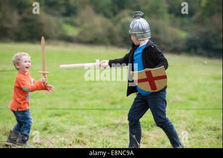 Battle Abbey, East Sussex, UK. 11. Oktober 2014. Etwa 400 Soldaten nahmen an eine Nachstellung der Schlacht von Hastings 1066 in der Battle Abbey in East Sussex zwischen König Harold Sachsen und Normannen William der Eroberer. Im Bild: Zwei jungen beschließen, ihren eigenen Kampf. Bildnachweis: Lee Thomas/Alamy Live-Nachrichten Stockfoto