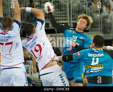 Zagreb, Kroatien. 11. Oktober 2014. Pavel Atman von Metalurg Skopje (3., L) wetteifert um den Ball mit den Spielern des PPD Zagreb während ihre EHF Men es Champions League Handball-Spiel in der Arena Zagreb in Zagreb, Kroatien, 11. Oktober 2014. PPD Zagreb gewann 19-17. © Miso Lisanin/Xinhua/Alamy Live-Nachrichten Stockfoto