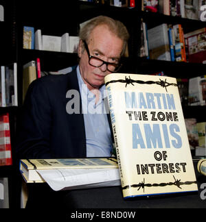 Schriftsteller Martin Amis, Schriftsteller, London Fields und mal Pfeil unterzeichnet sein neueste Buch The Zone of Interest in Cheltenham literarische Festival 2014 Credit: Prixpics/Alamy Live News Stockfoto