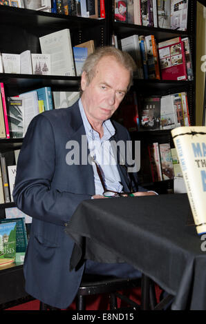 Schriftsteller Martin Amis, Schriftsteller, London Fields und mal Pfeil unterzeichnet sein neueste Buch The Zone of Interest in Cheltenham literarische Festival Uk 2014 Credit: Prixpics/Alamy Live News Stockfoto