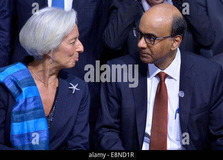 Washington, DC, USA. 11. Oktober 2014. Vorsitzender des internationalen Währungs- und Finanzausschuss (IMFC), Singapurs Vizepremierminister und Minister für Finance Tharman Shanmugaratnam (R) und International Monetary Fund (IMF) Managing Director Christine Lagarde warten auf Familienfotos vor der Sitzung des internationalen Währungs- und Finanzausschusses in Washington, DC, USA. 11. Oktober 2014. Bildnachweis: Yin Bogu/Xinhua/Alamy Live-Nachrichten Stockfoto