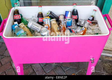 Delray Beach Florida, kalte Getränke, Verkauf, Truhe, Eis, Flaschen, Dosen, Coca-Cola, Red Bull, FL140523003 Stockfoto