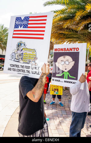 West Palm Beach Florida, Clematis Street, Protest, Demonstration, Monsanto, GVO, GVO, gentechnisch veränderte Kulturpflanzen, Organismen, gegen, Schild, Poster, Protestler, Pro Stockfoto