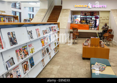 West Palm Beach Florida, Clematis Street, Mandel Public Library, Zeitschriften, innen, Dunkin' Donuts, Besucher reisen Reisen Touristik Stockfoto