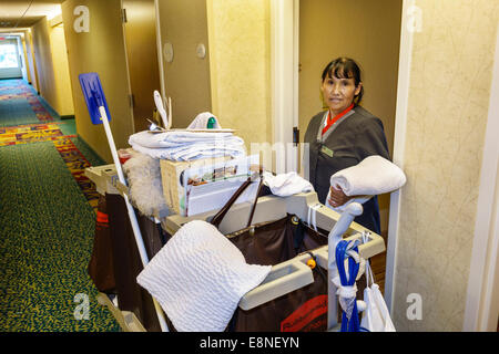 West Palm Beach Florida, Courtyard by Marriott, Motel, Hotel, innen, Flur, Flur, hispanische Frauen, Housekeeping Housekeeping, m Stockfoto