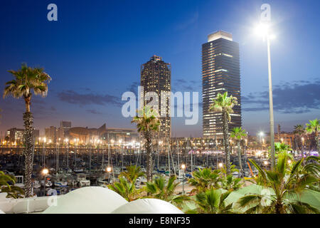 Port Olimpic Marina in der Nacht in der Stadt Barcelona in Katalonien, Spanien. Stockfoto