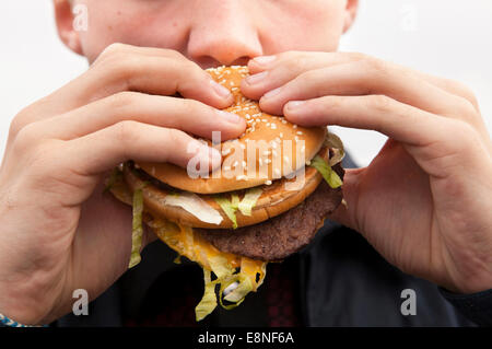 Ein Teenager, ein McDonald's Big Mac Burger Essen. Stockfoto