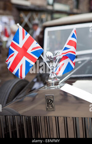 England Union Jack Flagge Flaggen Großbritannien britische Rolls Royce Auto Luxus luxuriösen Fahrzeug Vintage classic Fahrzeug logo kniende Dame Maskottchen eleanor Symbol iconic Englisch Automobil wiederhergestellt Stockfoto