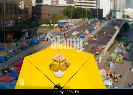 Hong Kong. 12. Oktober 2014. 12. Oktober 2014, Hongkong Proteste gelbe Sonnenschirme sind das Symbol der Hongkong Proteste geworden und sind fand überall die Admiralität vor die Regierungsbüros auf Tamar Admiralität einschließlich sind.  Straßen in der Gegend namens jetzt Dach Platz oder Regenschirm Plaza haben Studenten, pro-Demokratie-Aktivisten und anderen Unterstützern der Occupy Central, jetzt genannt den Regenschirm-Bewegung oder den Regenschirm-Revolution übernommen.  Der gelben Regenschirm ist das Symbol des Protests. Stockfoto