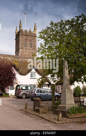 Großbritannien, England, Devon, Sheepwash, Marktplatz, Kriegerdenkmal und alte Dorf Wasserpumpe Stockfoto