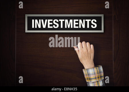 Weibliche Hand klopft an Investitionen Tür, Konzeptbild. Stockfoto