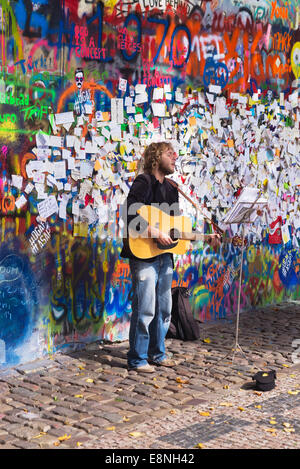 Prag, Tschechische Republik - 11. September 2014: Street Busker mit Beatles Songs vor FJohn-Lennon-Mauer in Prag Stockfoto
