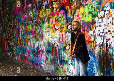 Prag, Tschechische Republik - 11. September 2014: Street Busker mit Beatles Songs vor FJohn-Lennon-Mauer in Prag Stockfoto