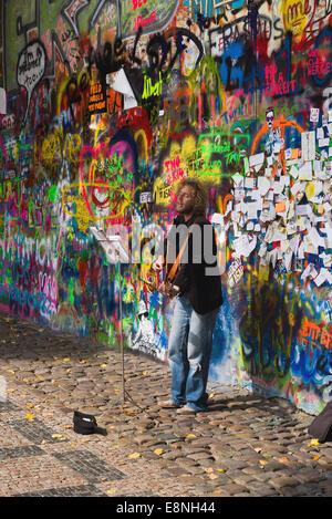 Prag, Tschechische Republik - 11. September 2014: Street Busker mit Beatles-Songs vor John-Lennon-Mauer in Prag Stockfoto