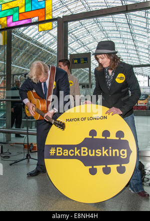 Boris Johnson, Bürgermeister von London ist zusammen mit Band des Königs-Parade und Singer-Songwriterin Luke Freund bei einem Fototermin für den offiziellen Start der 2014 Gigs Straßenmusik Wettbewerbs- und #BackBusking, eine Kampagne zur Unterstützung der Straßenmusikanten spielen in ganz London.  Mitwirkende: Boris Johnson wo: London, Vereinigtes Königreich bei: 9. April 2014 Stockfoto