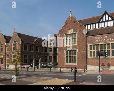 Maidstone Museum und Bentlif Art Gallery Kent England UK einen späten Tudor Architekturgebäude Stockfoto