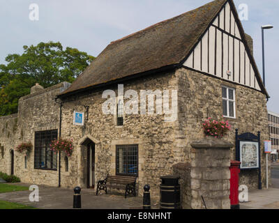 Erzbischof's Palace Torhaus Maidstone Kent England Großbritannien von Kent Invicta Handelskammer kleinen mittelalterlichen Gebäude von zwei Geschichten verwendet Stockfoto