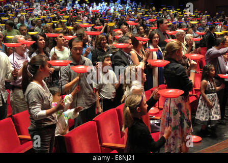Houston, USA. 11. Oktober 2014. Menschen lernen, wie man spin-Platten unter der Führung von Akteuren aus chinesischen Shengyang Akrobatik Truppe während eine Soiree in Houston, USA, 11. Oktober 2014 statt. Mehr als eintausend Menschen Spinnen Platten gleichzeitig unter der Führung von chinesische Schauspieler, einen neuen Guinness-Rekord bei der Soiree zu machen. © Lied Qiong/Xinhua/Alamy Live-Nachrichten Stockfoto