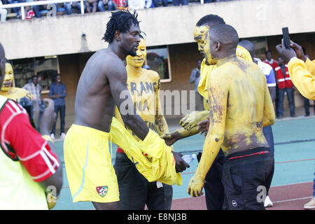 Kampala, Uganda. 11. Oktober 2014.  Togo internationale Emmanuel Adebayor gibt seine Jersy, ugandische Fußballfans nach Sperber Uganda Krane bei Mandela-Stadion mit 0: 1 umrandet.  Bildnachweis: Samson Opus/Alamy Live-Nachrichten Stockfoto