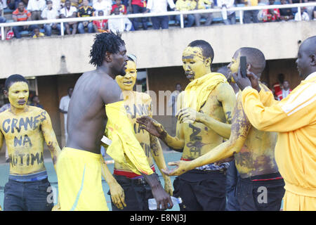 Kampala, Uganda. 11. Oktober 2014.  Togo internationale Emmanuel Adebayor gibt seine Jersy, ugandische Fußballfans nach Sperber Uganda Krane bei Mandela-Stadion mit 0: 1 umrandet.  Bildnachweis: Samson Opus/Alamy Live-Nachrichten Stockfoto