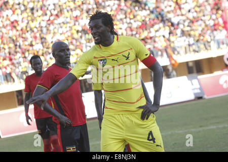 Kampala, Uganda. 11. Oktober 2014. KAMPALA, UGANDA. 11. OKTOBER 2014. Togo internationale Kapitän Emmanuel Adebayor Befehle Sperber gegen Uganda Kraniche auf dem Weg zum ihre 1: 0 bei Mandela-Stadion.  Bildnachweis: Samson Opus/Alamy Live-Nachrichten Stockfoto