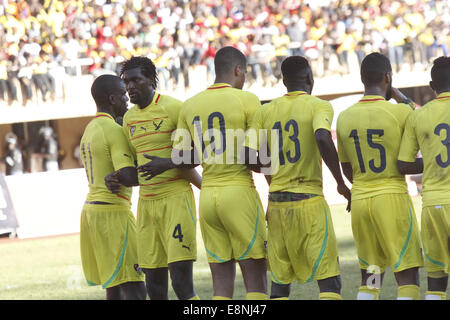 Kampala, Uganda. 11. Oktober 2014.  Togo internationale Emmanuel Adebayor reiht sich Sperber Mauer gegen Uganda Kraniche auf dem Weg zu ihren 1: 0 bei Mandela-Stadion.  Bildnachweis: Samson Opus/Alamy Live-Nachrichten Stockfoto