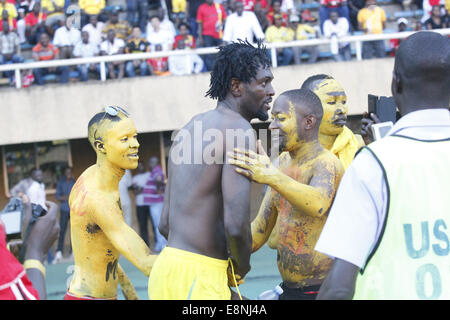 Kampala, Uganda. 11. Oktober 2014.  Togo internationale Emmanuel Adebayor gibt seine Jersy, ugandische Fußballfans nach Sperber Uganda Krane bei Mandela-Stadion mit 0: 1 umrandet.  Bildnachweis: Samson Opus/Alamy Live-Nachrichten Stockfoto