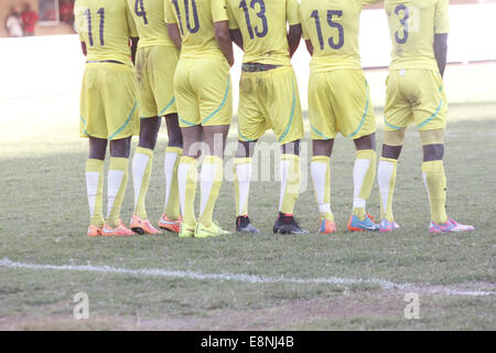 Kampala, Uganda. 11. Oktober 2014.  Togo internationale Emmanuel Adebayor (Jersy 4) gibt seine Jersy, ugandische Fußballfans nach Sperber Uganda Krane bei Mandela-Stadion mit 0: 1 umrandet.  Bildnachweis: Samson Opus/Alamy Live-Nachrichten Stockfoto