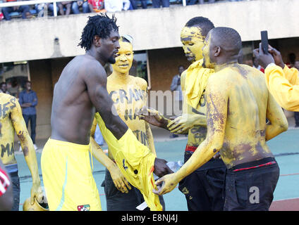 Kampala, Uganda. 11. Oktober 2014.  Togo internationale Emmanuel Adebayor gibt seine Jersy, ugandische Fußballfans nach Sperber Uganda Krane bei Mandela-Stadion mit 0: 1 umrandet.  Bildnachweis: Samson Opus/Alamy Live-Nachrichten Stockfoto