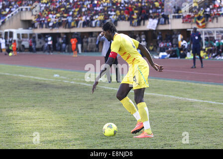 Kampala, Uganda. 11. Oktober 2014.  Togo internationale Emmanuel Adebayor in Aktion gegen Uganda Kranen während der Afrika-Pokal-Qualifikation im Mandela-Stadion. Togo gewann 1: 0.  Bildnachweis: Samson Opus/Alamy Live-Nachrichten Stockfoto