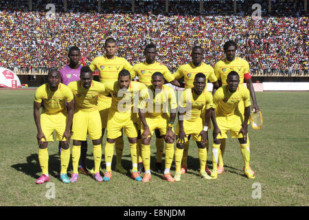 Kampala, Uganda. 11. Oktober 2014.  Togo-Fußball-Nationalmannschaft für ein Gruppenfoto vor der Einnahme auf die Uganda-Krane in der Afrika-Pokal-Qualifikation Mandela Stadium darstellen. Togo gewann 1: 0.  Bildnachweis: Samson Opus/Alamy Live-Nachrichten Stockfoto