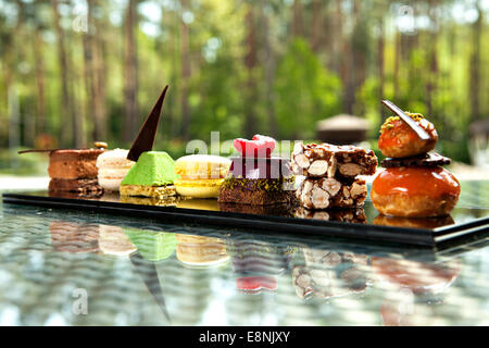 Wunderschöner Blick über die verschiedenen Kuchen und Kekse, im Freien serviert Stockfoto