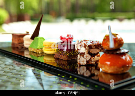 Wunderschöner Blick über die verschiedenen Kuchen und Kekse, im Freien serviert Stockfoto